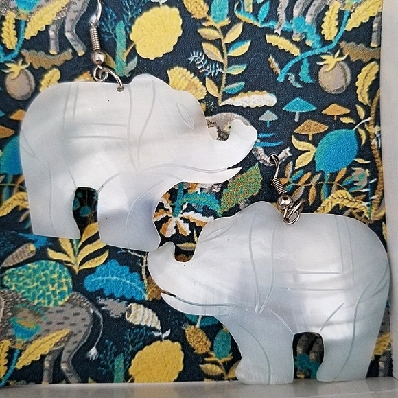 Mother of Pearl Shell Hand Carved Elephant Earring - Picture 5 of 10